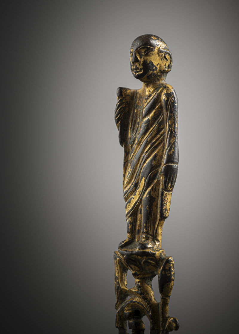 A GILT-BRONZE FIGURINE OF A LEHAN - 图4