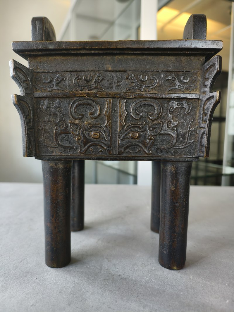 A bronze incense burner in the shape of the 'fang ding' food vessel in archaic style - 图10