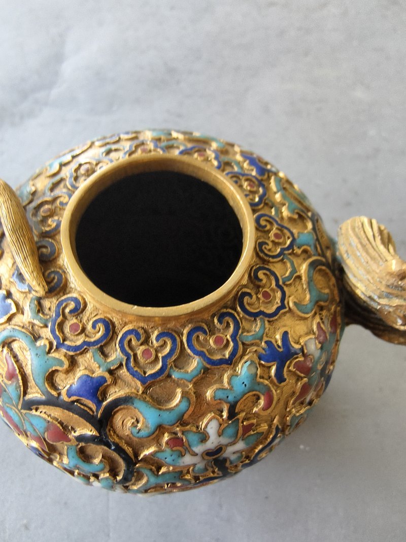 A fine gilt-bronze wine or teapot with champlevé decoration of lotus and foliage, the cover with a squirrel as knob - 图7