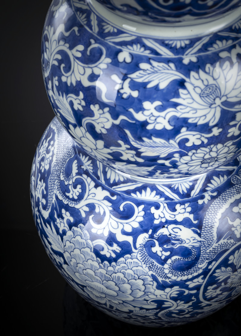 A large and rare 'triple gourd' porcelain vase with underglaze blue dragon decoration - 图5