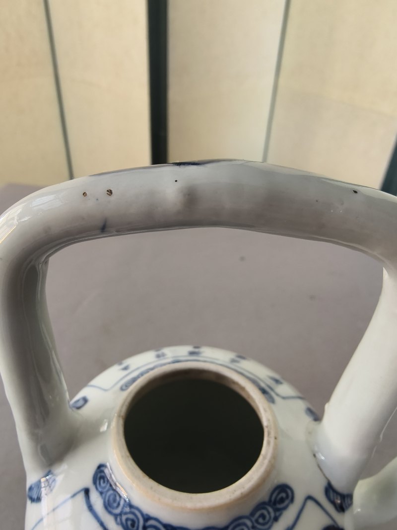 Underglaze blue teapot and cover with a bow handle with figure decoration in a boat and poem inscription - 图10