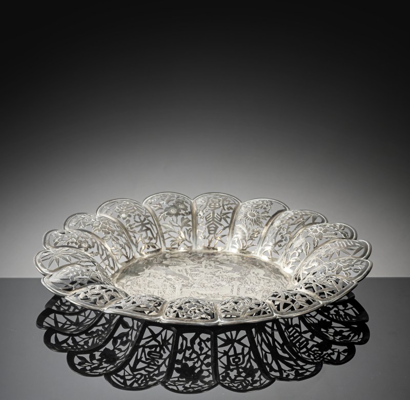 A chrysanthemum-shaped silver tray with 'Sanxing' or 'Fu Lu Shou' decoration - 图2