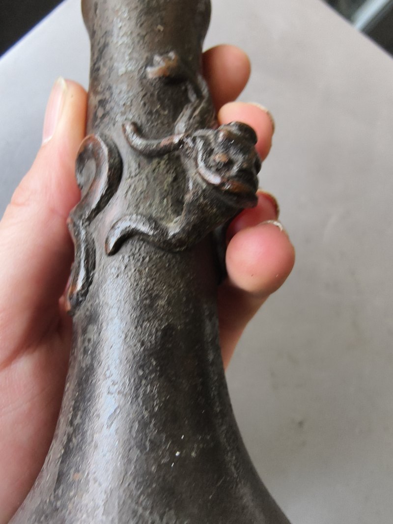 A group of three bronze vases - 图31