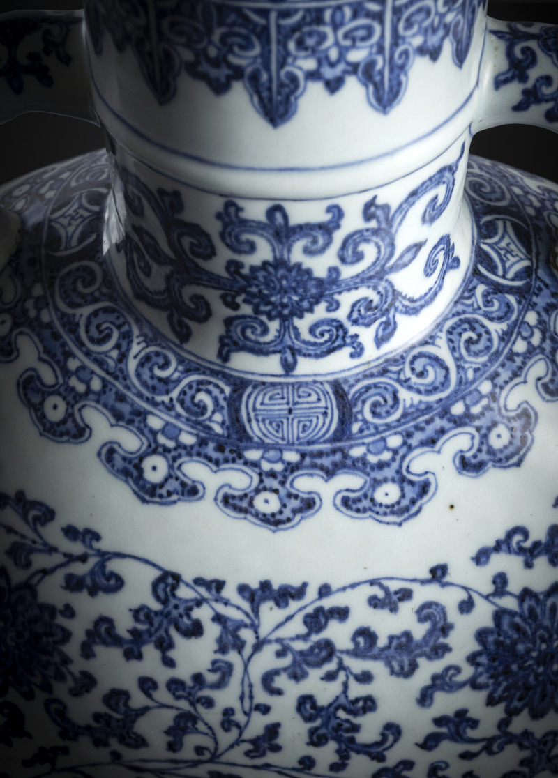 A large and rare underglaze blue decorated porcelain 'moonflask' - 图7