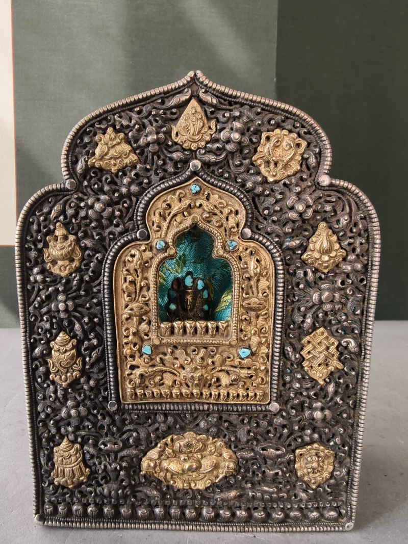 A copper gahu with partially gilded silver front with 'Buddhist emblems' and figure of Amitayus with turquoise inlays - 图11