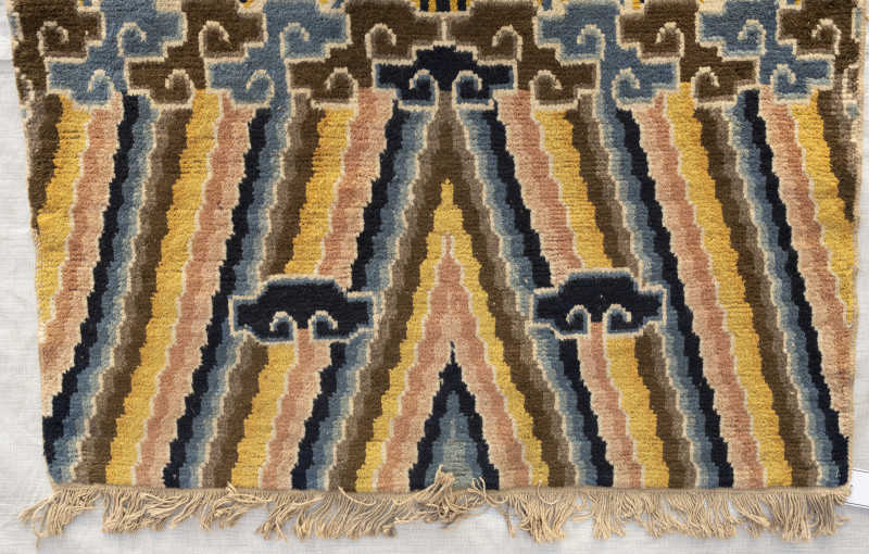 Column carpet, yellow ground, dragon and three demon heads - 图2