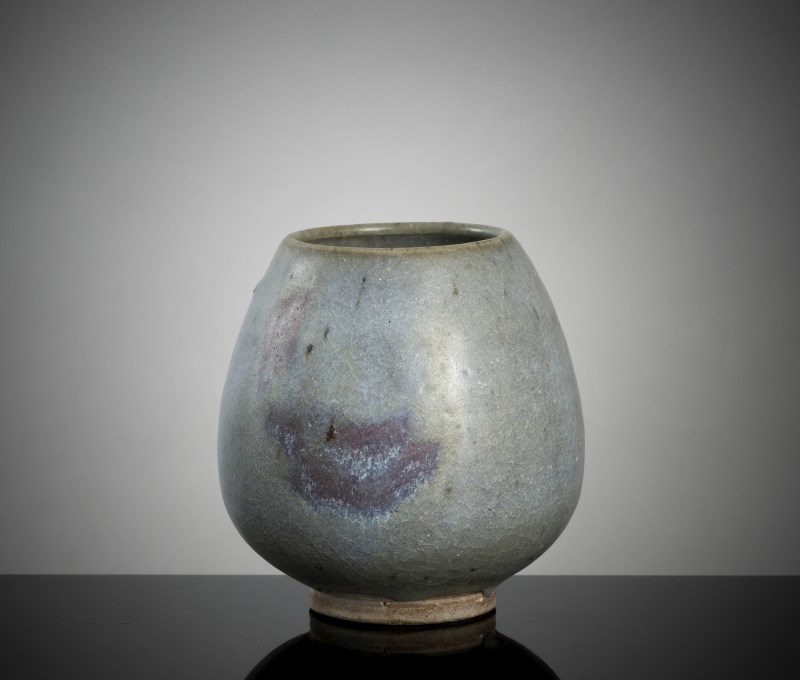 A lotus bud vase with Jun glaze and violet splashes - 图3