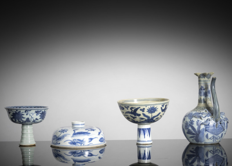 Two stemcups, a kendi and a lcover made of porcelain with underglaze blue decoration - 图2
