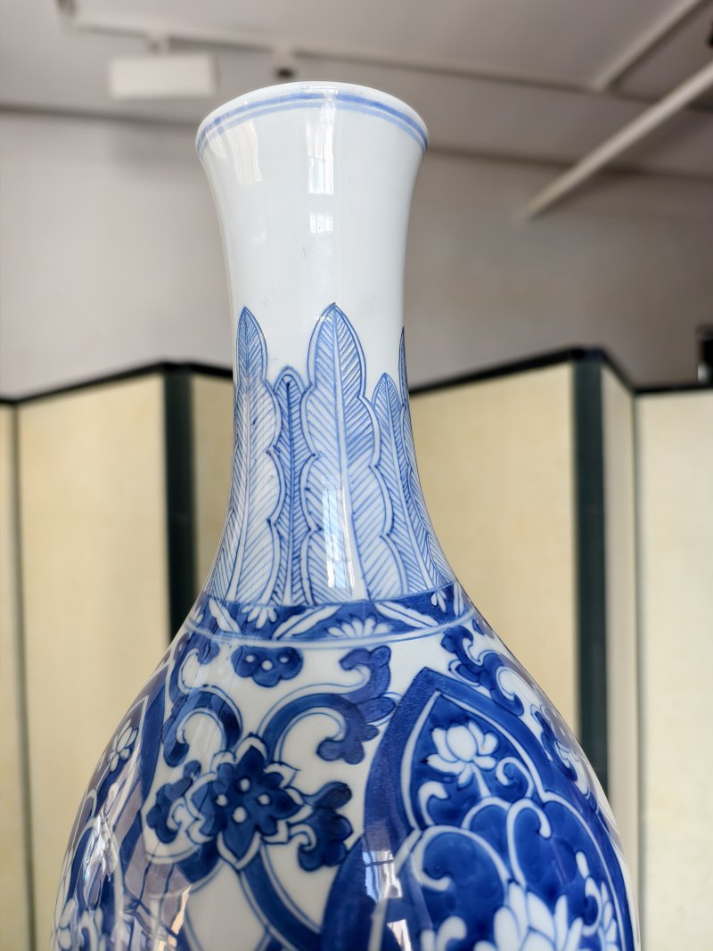 A large and rare 'triple gourd' porcelain vase with underglaze blue dragon decoration - 图24