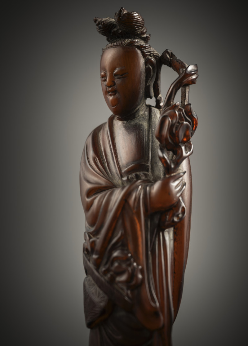 A buffalo horn figure of Guanyin on a wooden stand - 图4