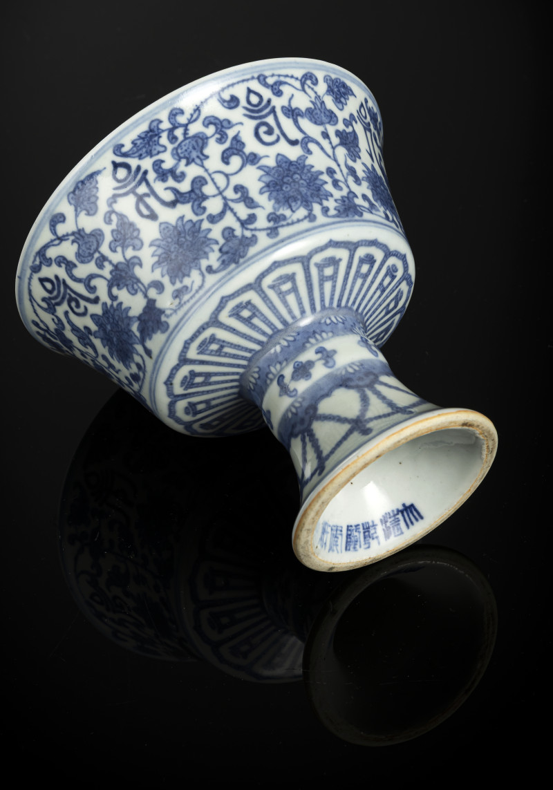 A blue and white lotus and lanca porcelain stemcup - 图4