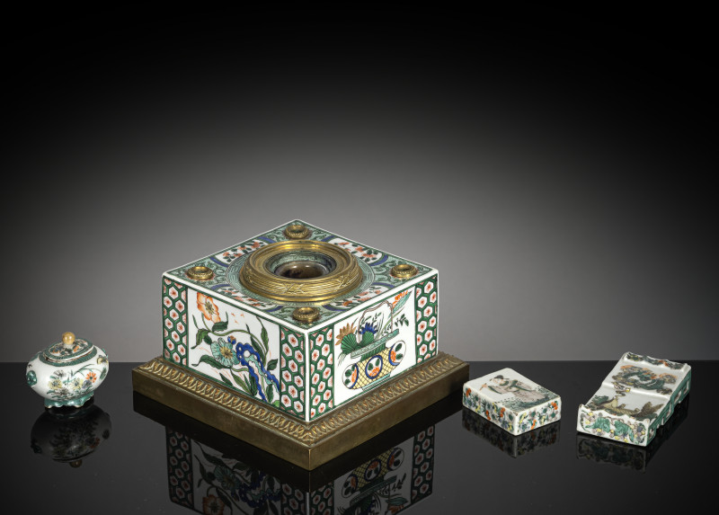 A group of four 'Famille verte' porcelains: Samson inkwell with bronze mount, two brush rests and a lidded box - 图2