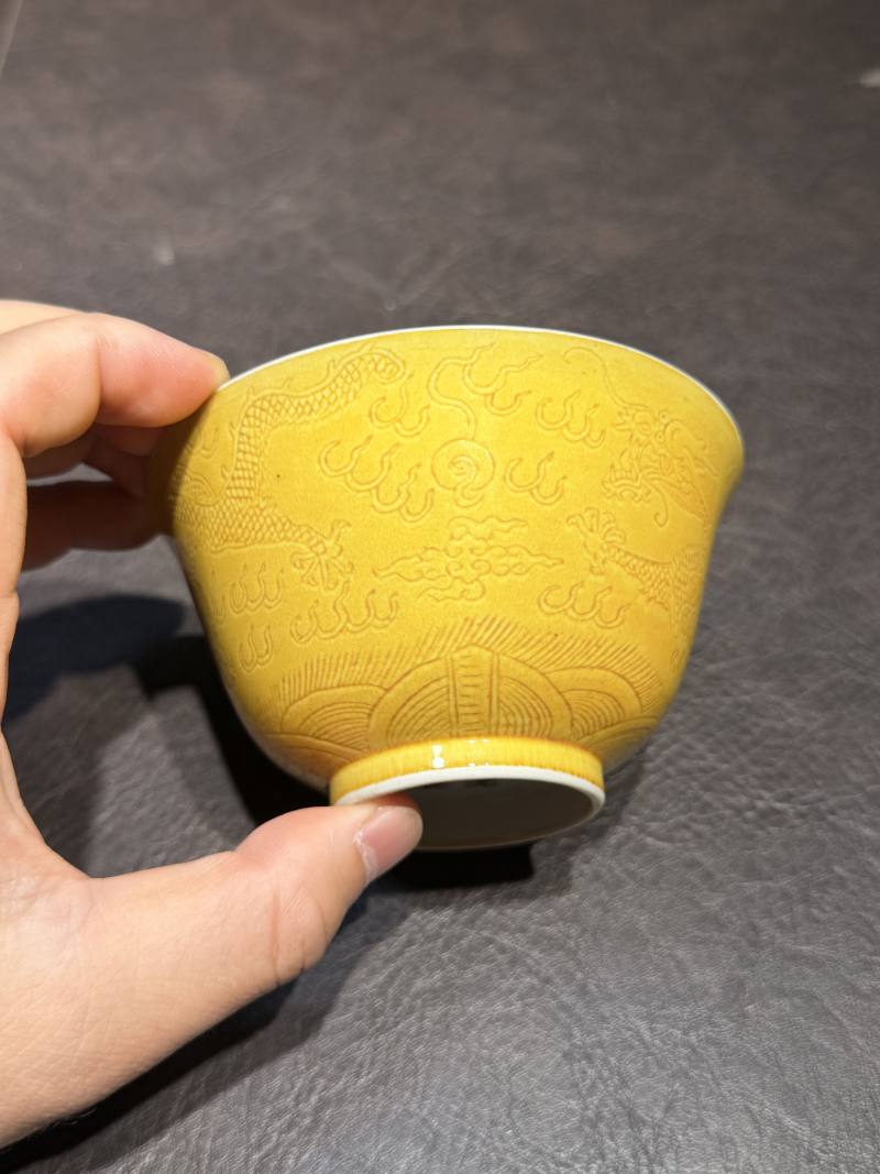 清光绪 娇黄釉暗刻龙纹茶碗 - 图9