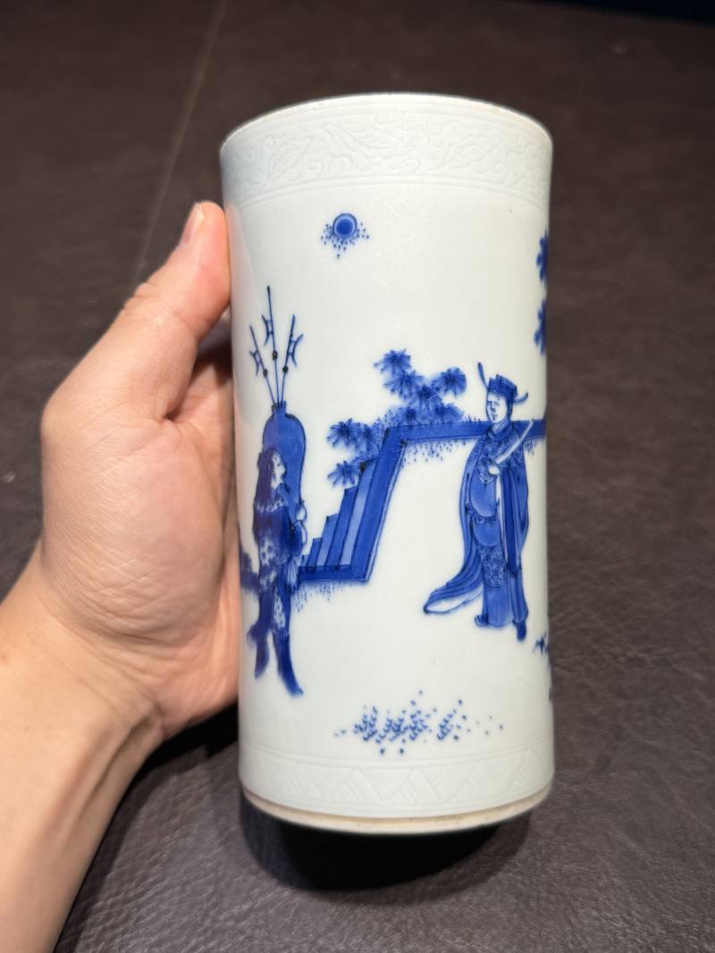 明崇祯 青花“连升三级”人物故事图笔筒 - 图8