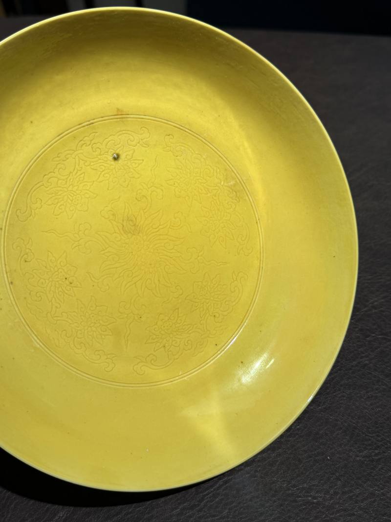 清雍正 黄地暗刻并蒂莲花纹盘一对 - 图21