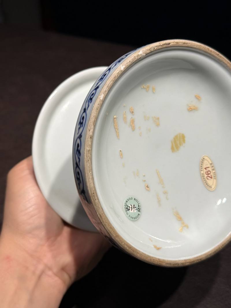 清乾隆 青花缠枝莲纹烛台 - 图22