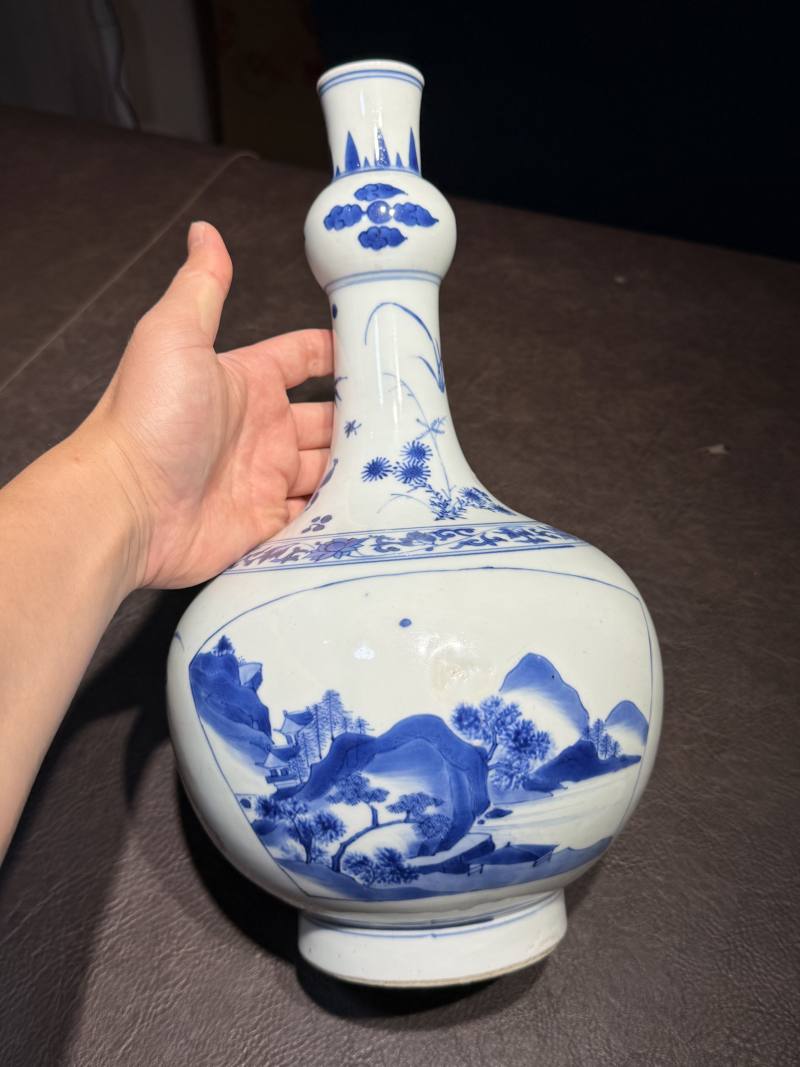 明崇祯 青花开光山水图长颈瓶 - 图5