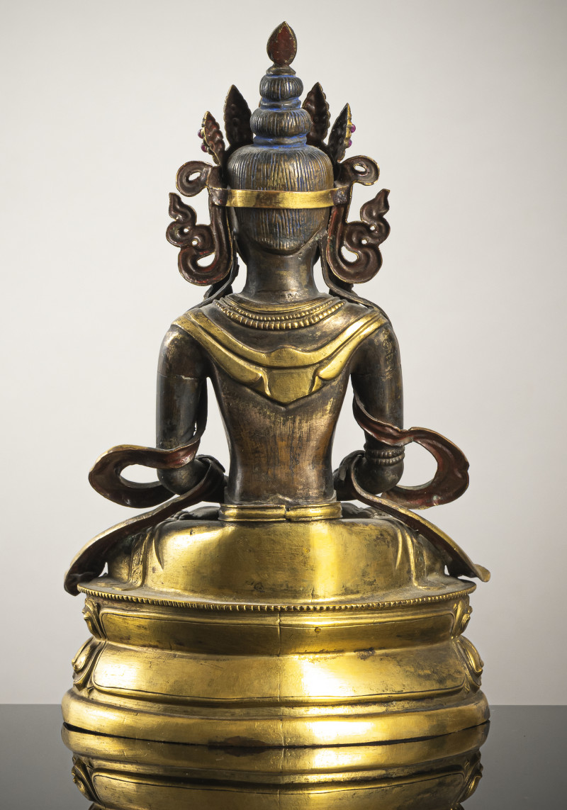 A part-gilt copper repoussé figure of Amitayus with glass and stone inlays - 图2