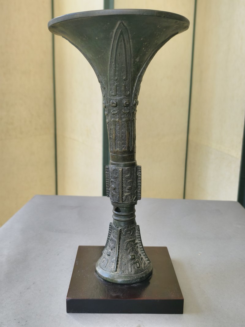 A bronze 'gu' vase with archaistic relief decoration - 图9