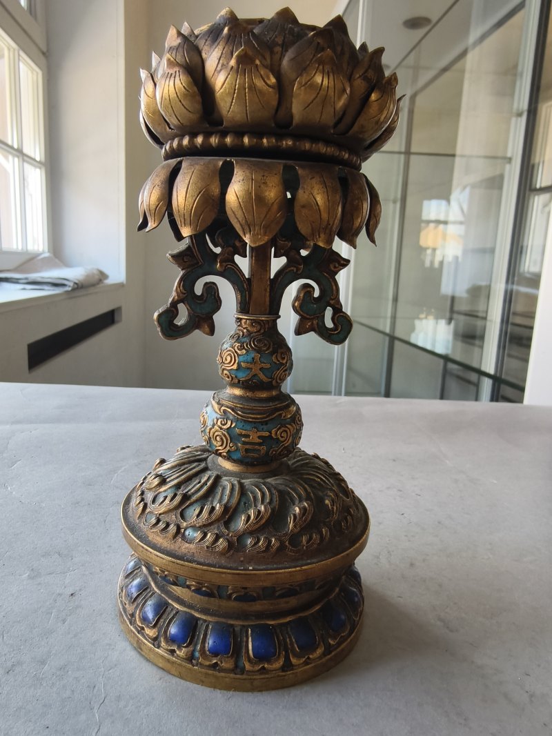 A Buddhist altar emblem made of fire-gilt copper with enamel decoration and lotus for incense sticks - 图10
