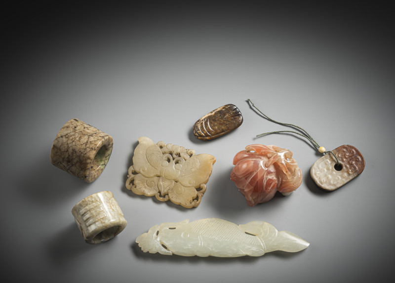 Six jade carvings, including two archer's rings and a carnelian lotus carving - 图2