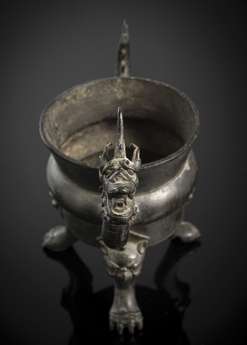 Ann unusual bronze censer on three feet with dragon handles - 图5