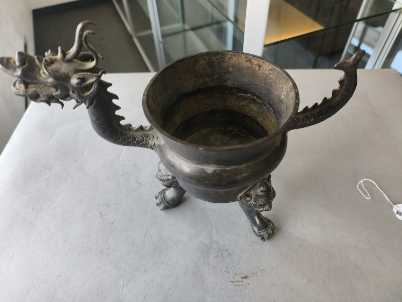 Ann unusual bronze censer on three feet with dragon handles - 图21