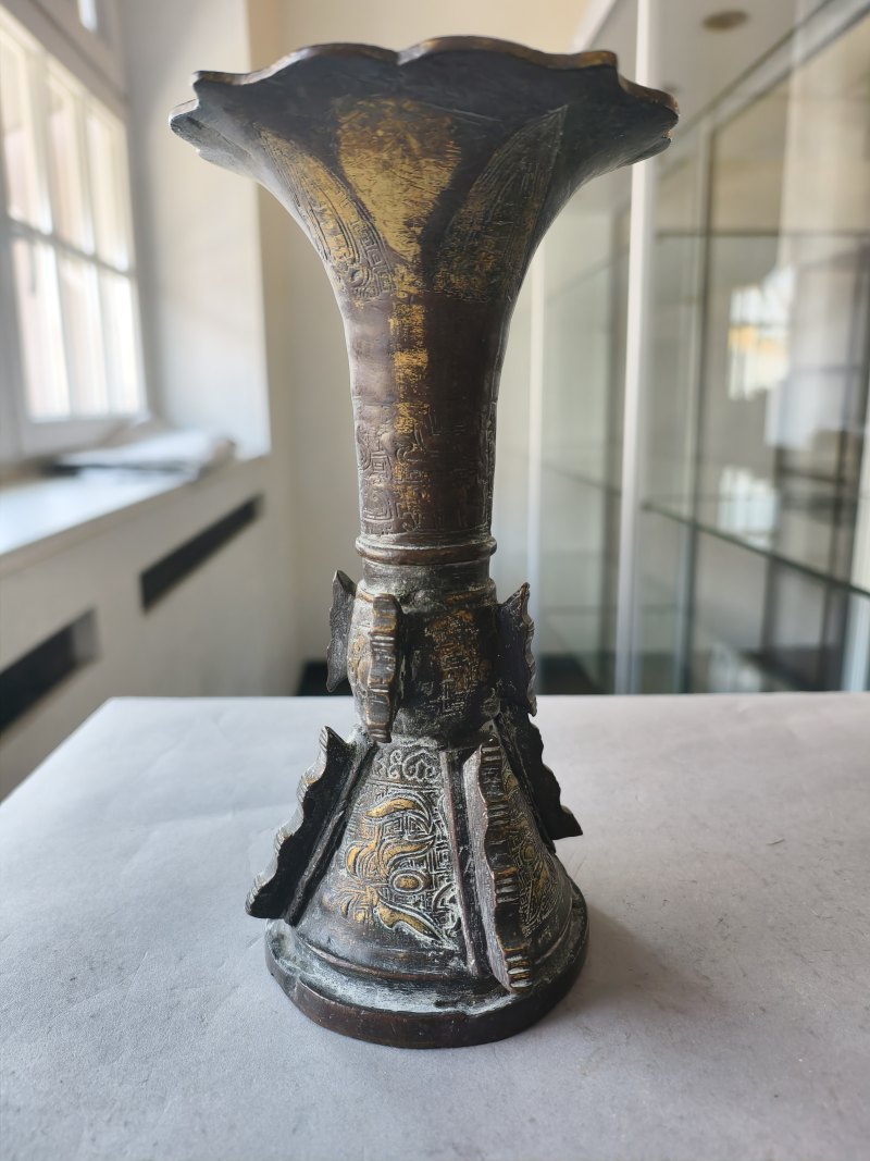 A bronze censer and a part-gilt 'gu'-shaped bronze vase - 图24