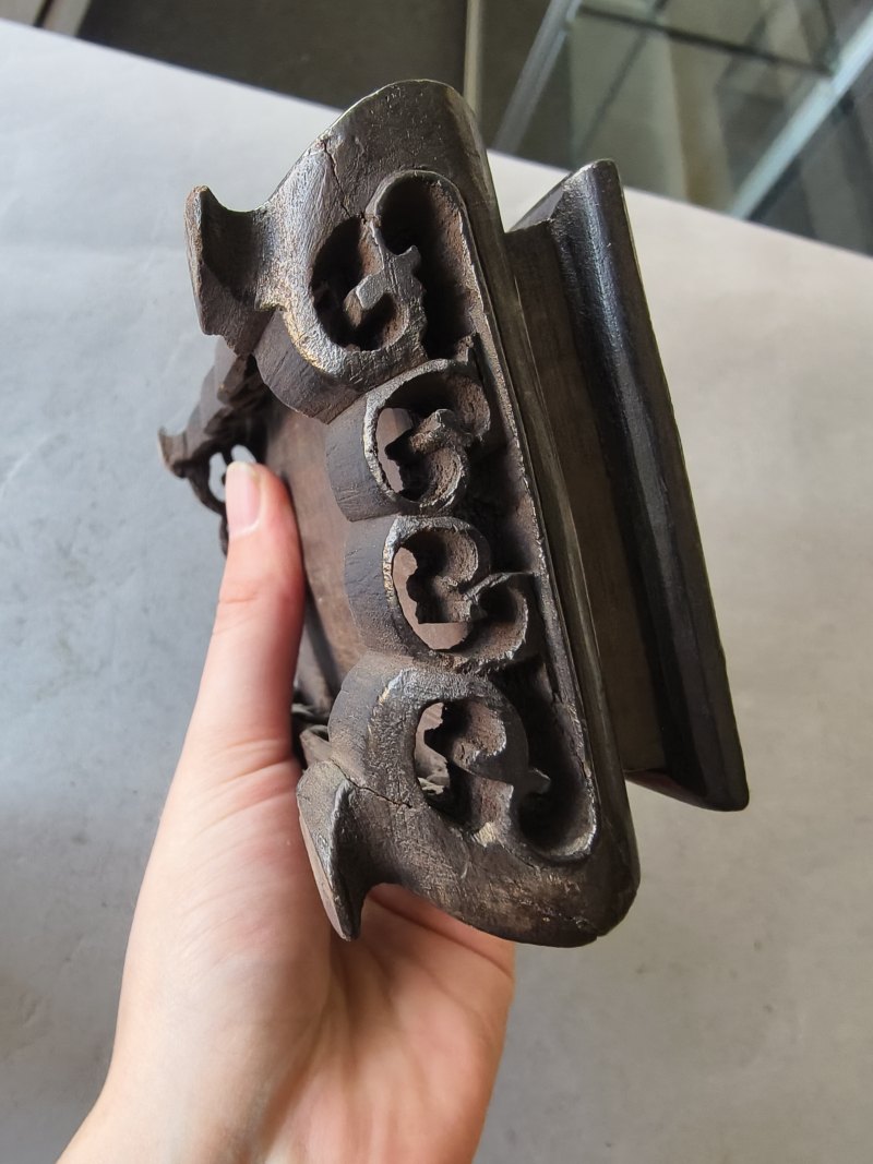 A bronze of a reclining mythical creature on a wooden stand - 图10