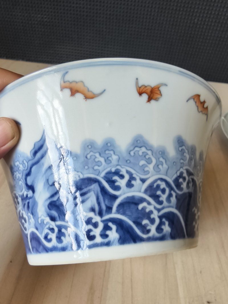 A 'doucai' porcelain waves and bats bowl - 图8