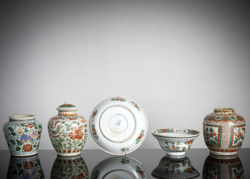 A group of three wucai jars, a bowl and a plate - 图2