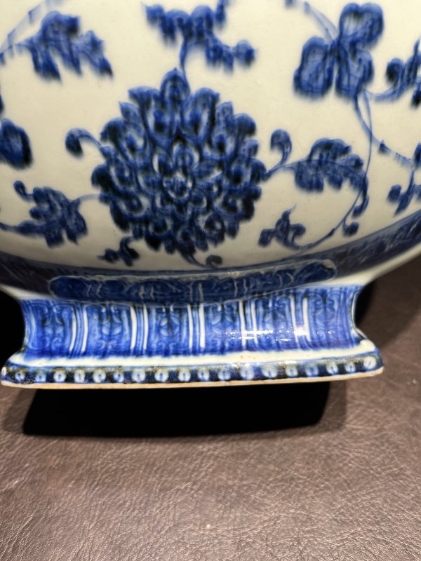 清乾隆 青花缠枝莲纹螭耳抱月瓶 - 图12