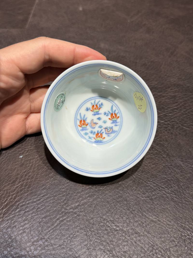 清中期 “三和堂制”款斗彩莲池鸳鸯纹茶圆一对 - 图17