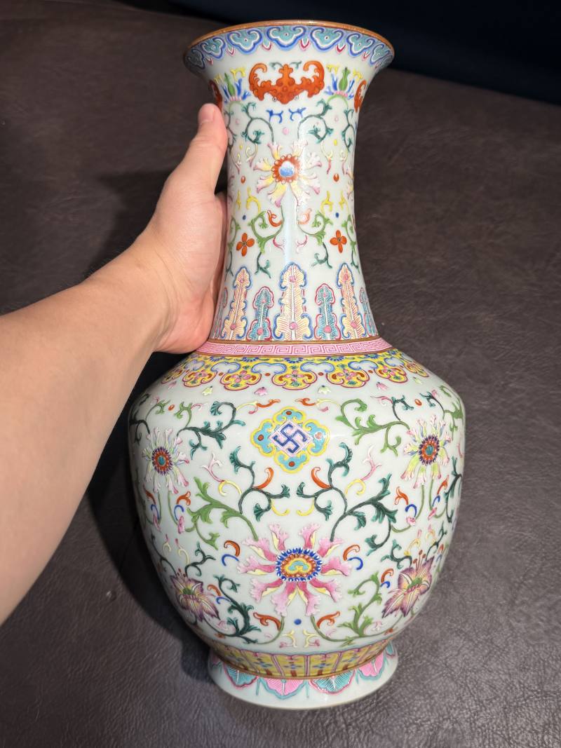 清乾隆 洋彩缠枝花卉纹瓶 - 图8
