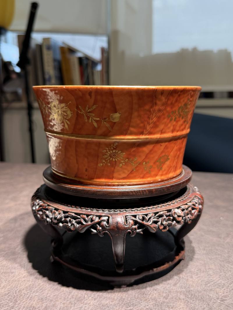清乾隆 木纹釉描金花卉弦纹笔洗（配木座） - 图3