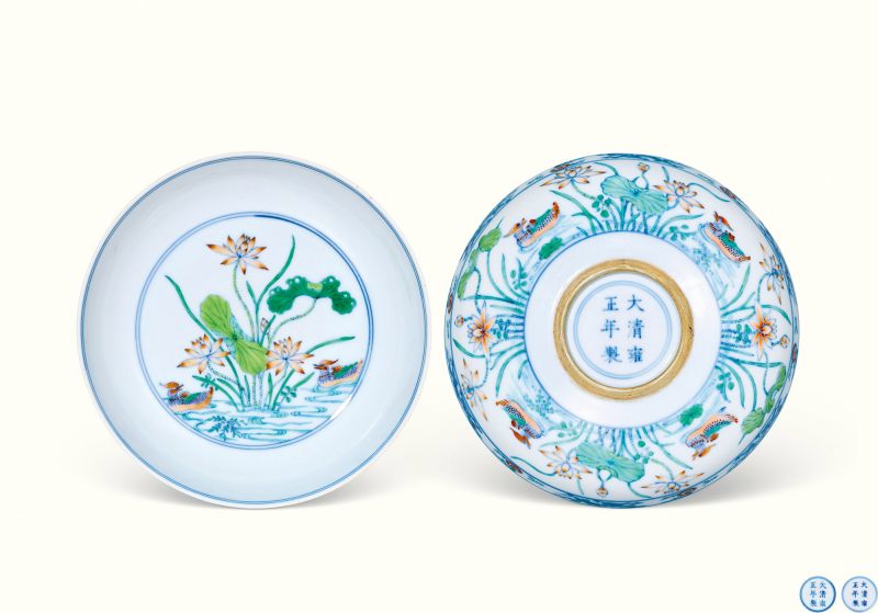 清雍正 斗彩鸳鸯荷塘图卧足盘一对