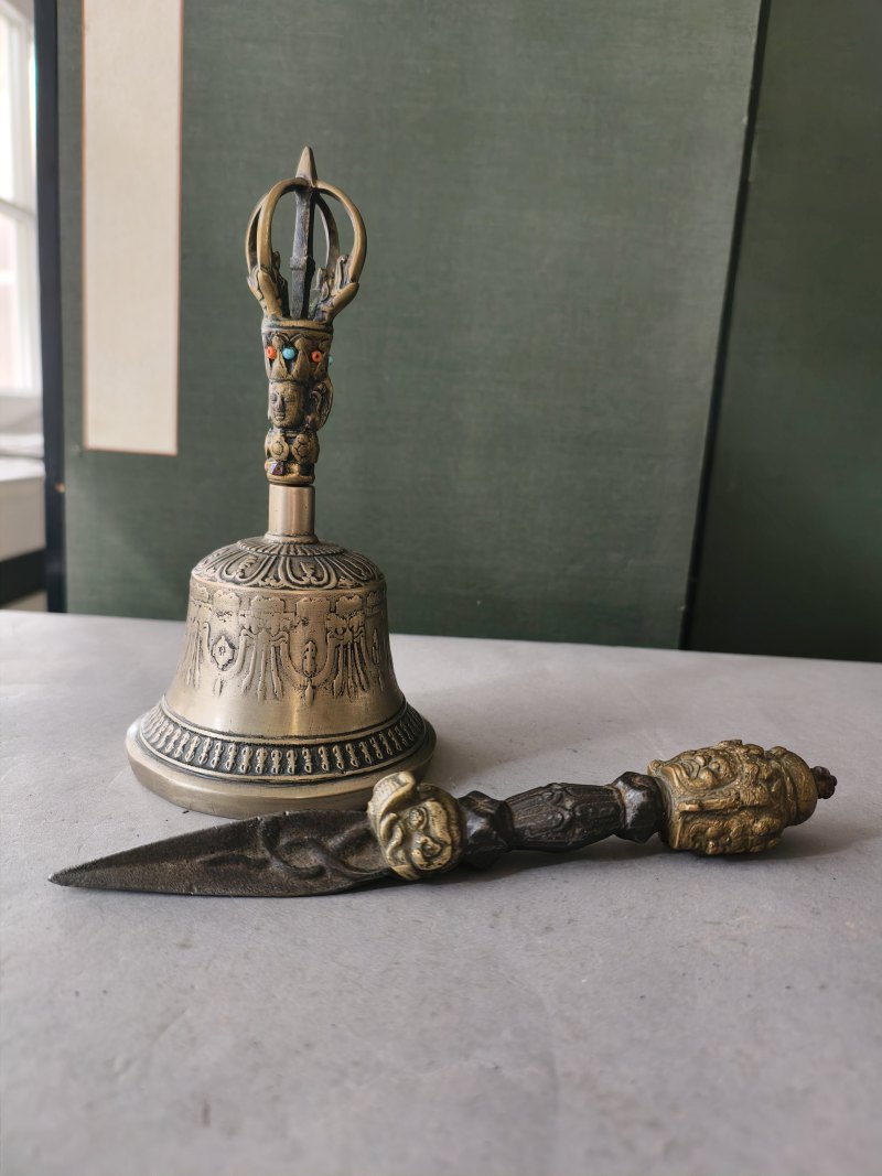 A metal bell (ghanta) and a phurbu - 图15