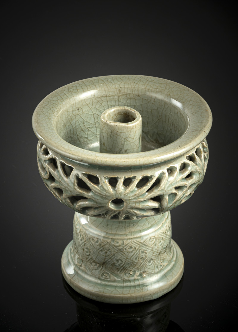 A rare celadon-glazed oil lamp with openwork wall with floral decoration - 图4