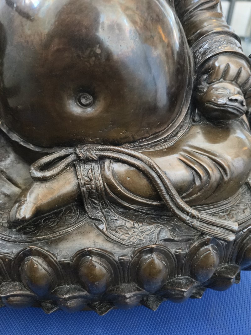 A large cast bronze figure of seated Budai with boys on a lotus pedestal - 图13