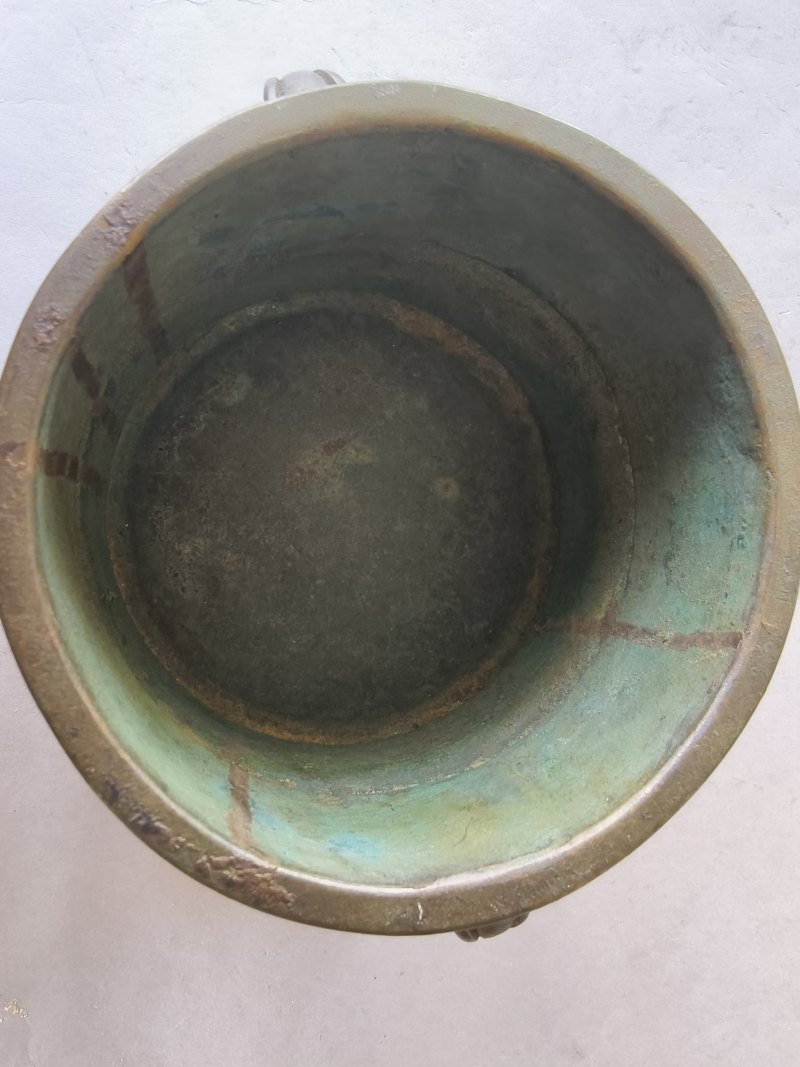 A cylindrical bronze incense burner in the shape of a cylindrical 'Lian' with relief burrs and mask handles on the sides - 图6