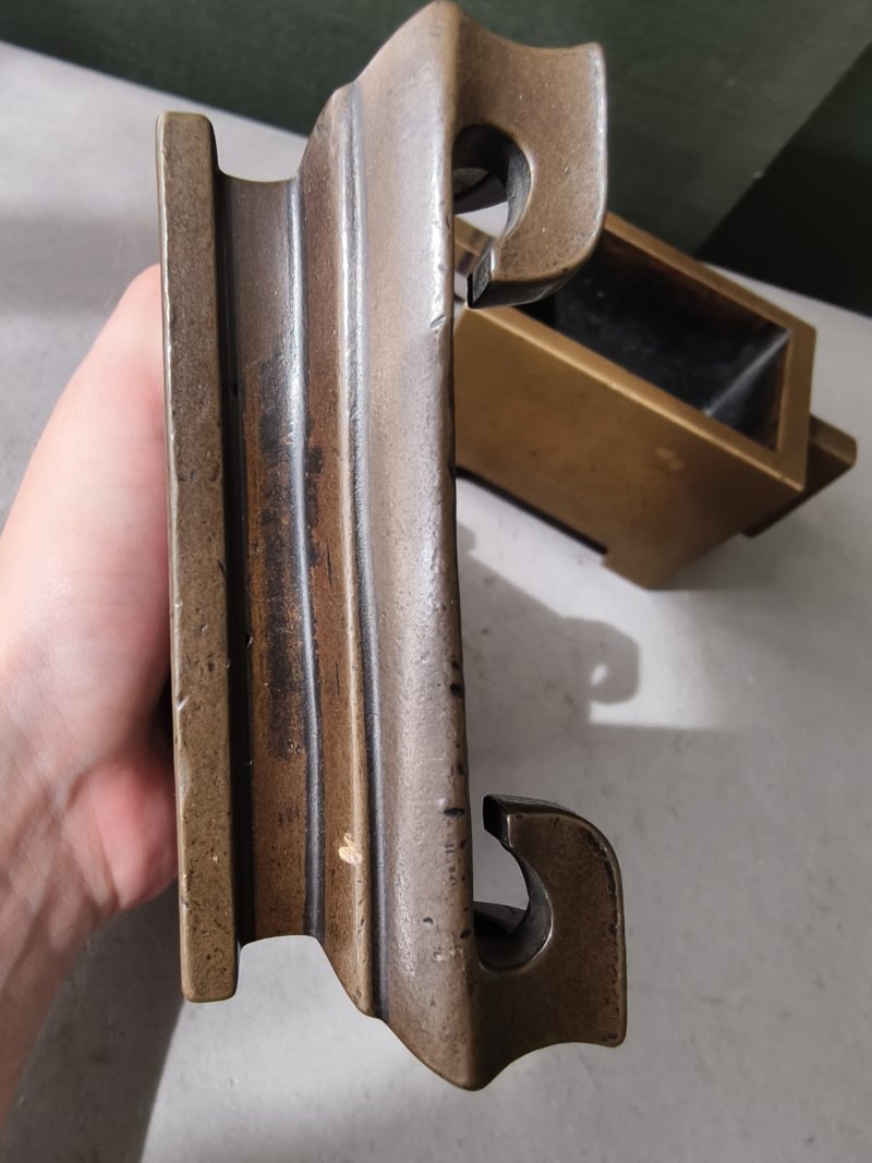 A rectangular twin-handled bronze censer with fitted bronze stand - 图9