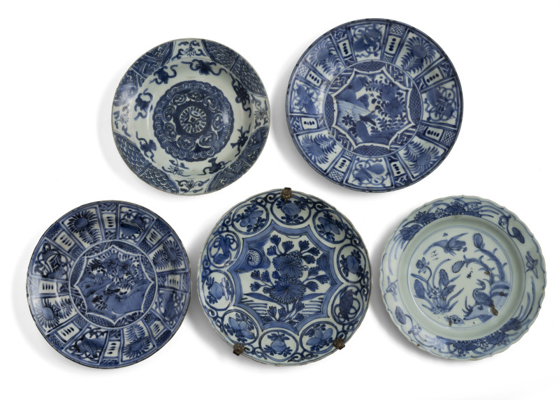 A group of five porcelain plates decorated in underglaze blue, partly Kraak ware - 图2