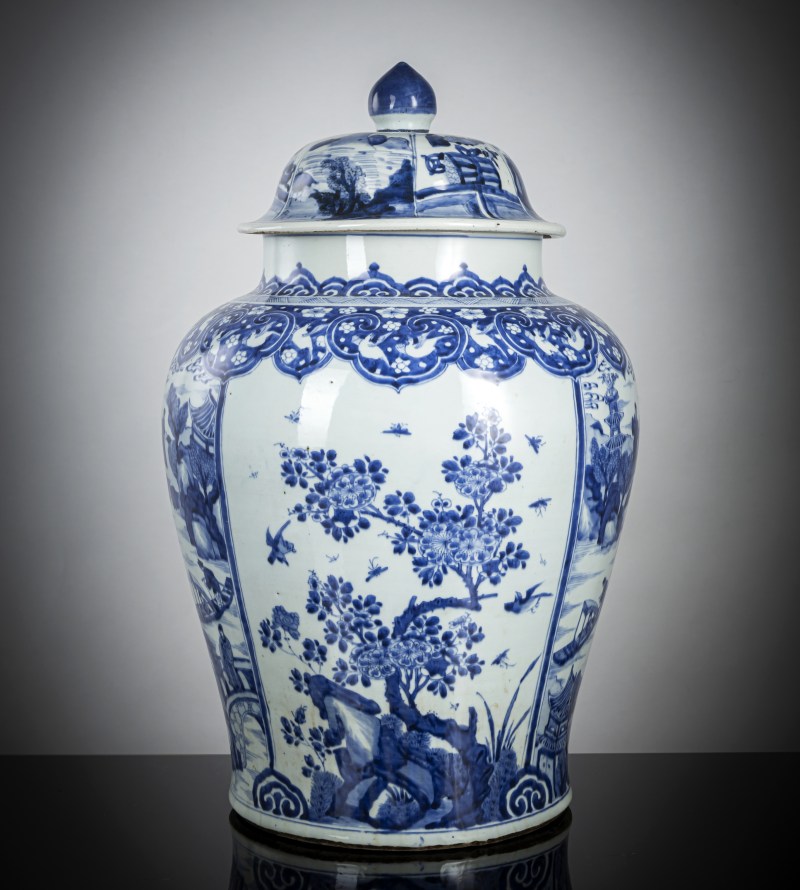 A large porcelain vase and cover with underglaze blue sea landscapes, flowers and birds in reserves around the wall - 图4