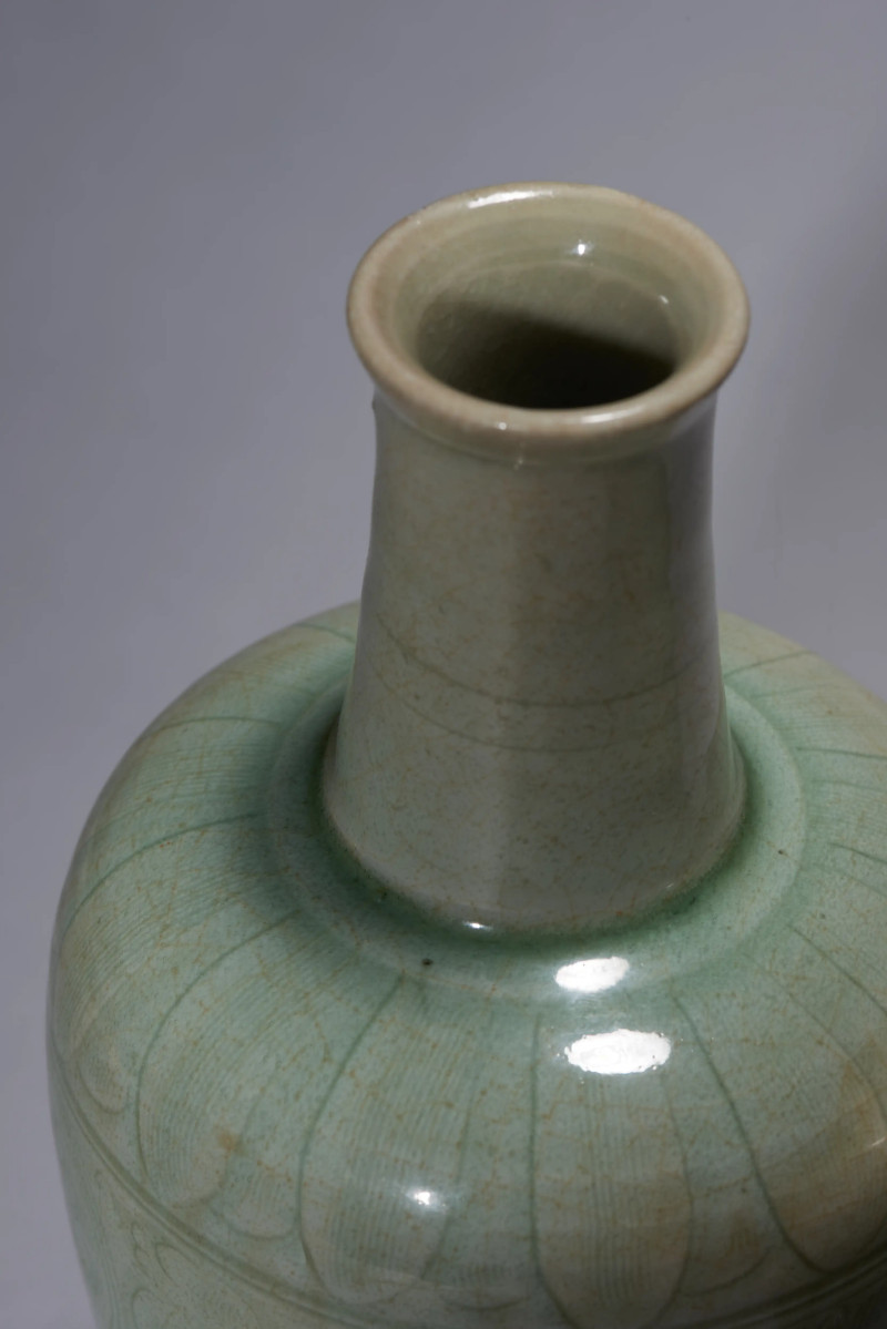 明代 龙泉窑青釉刻划缠枝花卉莲纹瓶一对 - 图8
