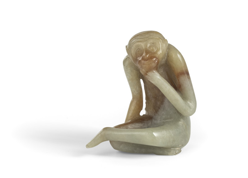 A sitting monkey carved from green caramel-coloured jade - 图2