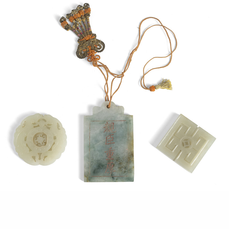 Three pendants made of jade or jadeite, one with the inscription - 图2
