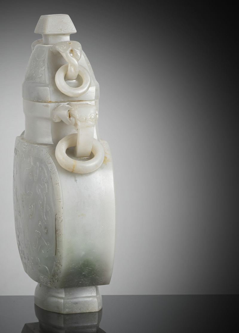 A well carved jade vase with ring handles and decoration of large 'Taotie' masks - 图3