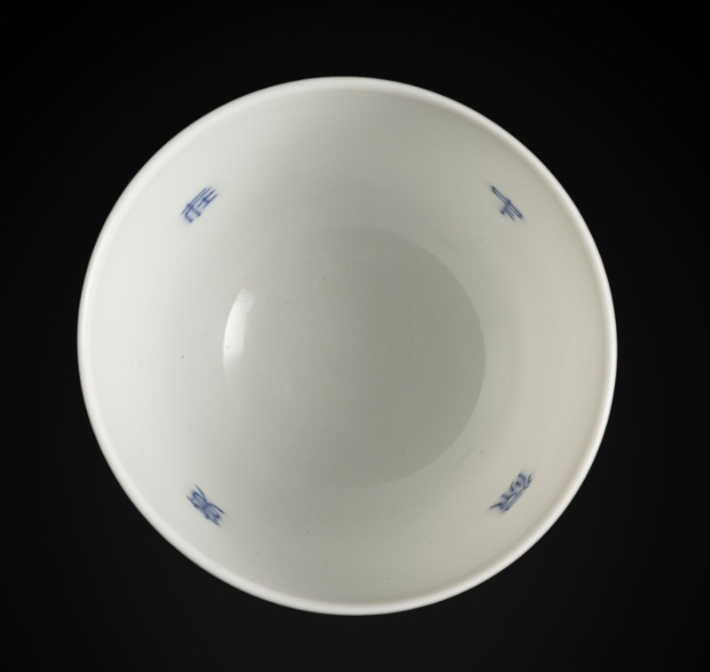 A fine blue and white inscribed porcelain tea cup - 图3