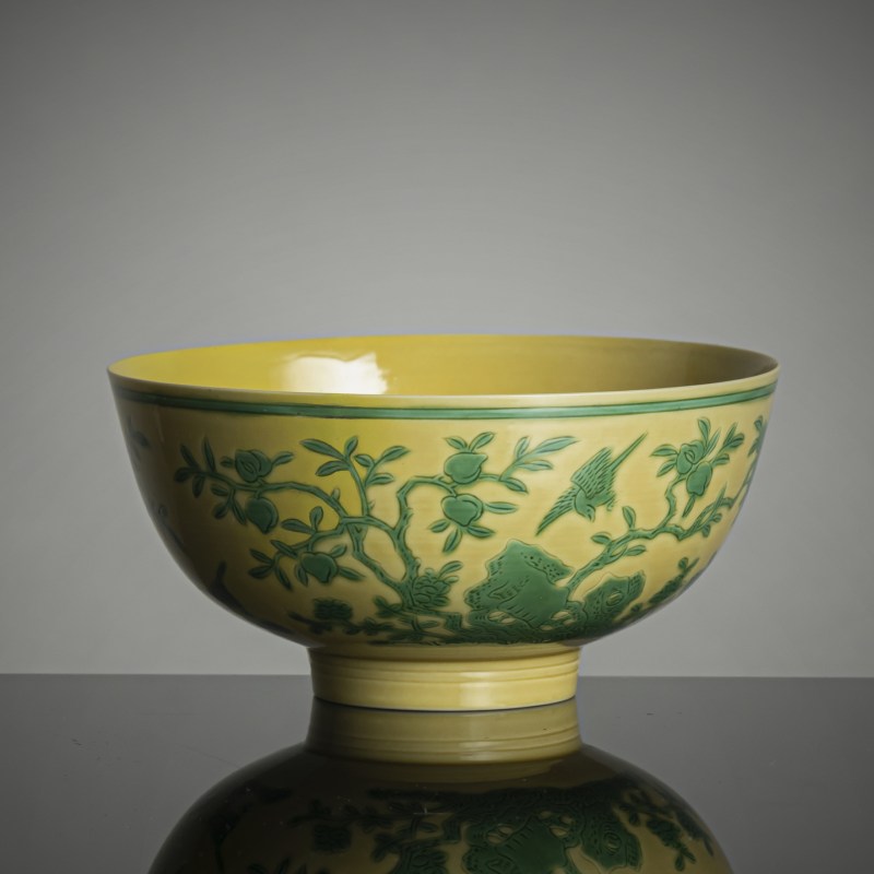 A RARE YELLOW-GROUND GREEN ENAMELLED 'MAGPIES AND PEACHES' BOWL - 图4