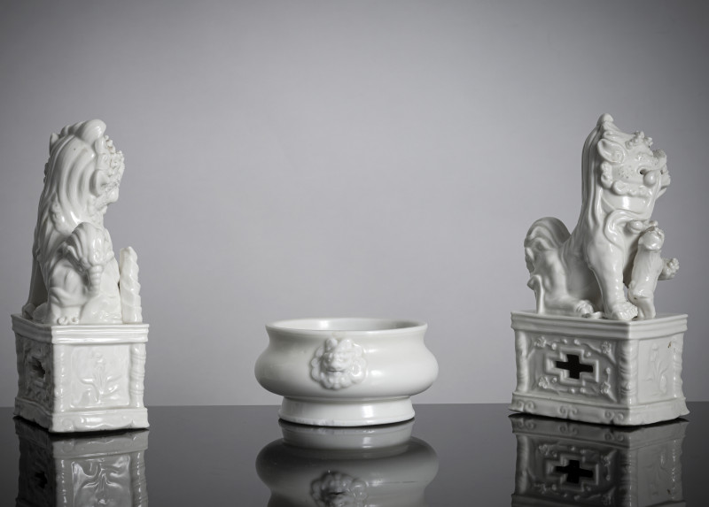 A pair of white-glazed Buddhist lions and incense burner made of Dehua porcelain - 图4